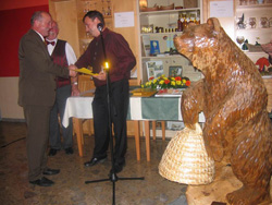 Predsednik D Koevje Stanislav Knei predaja skulpturo medveda tajniku Z Slovenije g. Antonu Tomecu