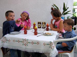 Domen, Zarja, Blažka in Urban pri jutranjem zajtrku