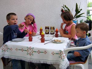 Domen, Zarja, Blaka in Urban pri jutranjem zajtrku