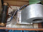 Sušilnik poganja elektromotor s turbino za zrak s priključkom na 220 V.
